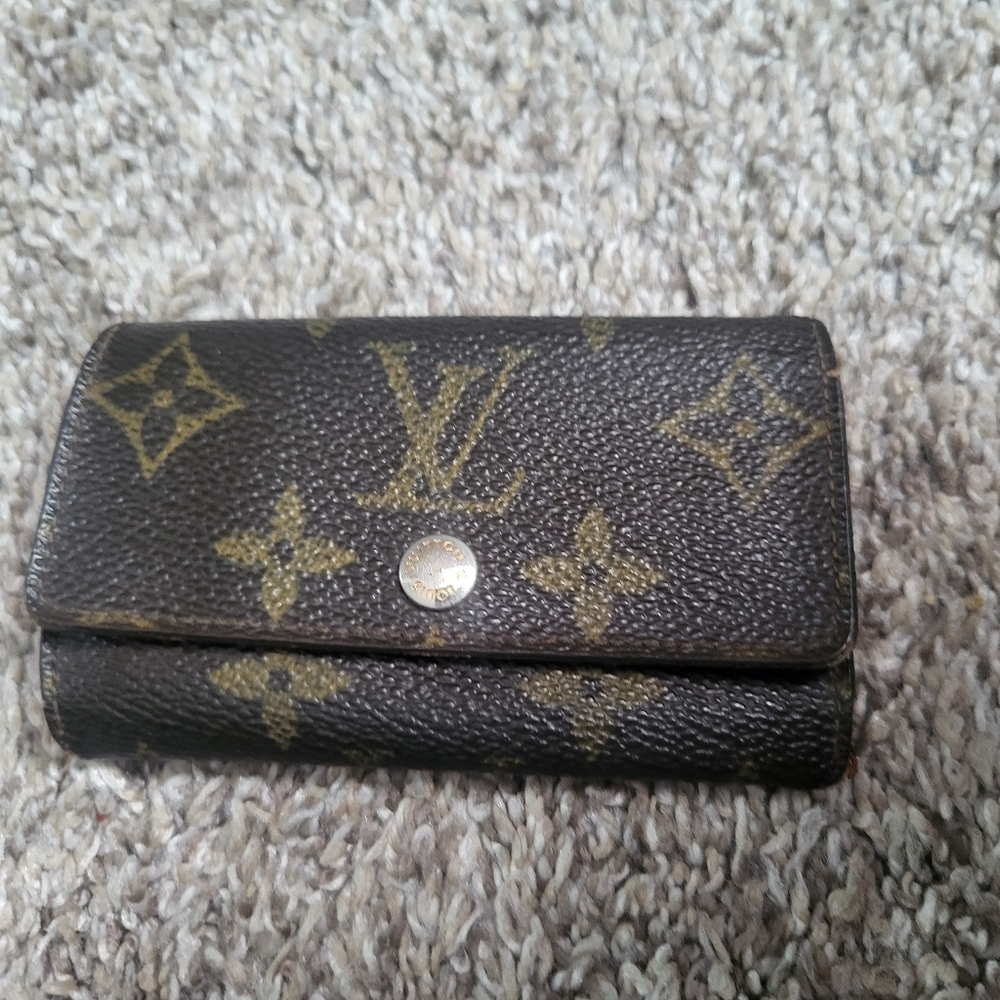 PROJECT PIECE!!! Louis Vuitton Monogram Key Holder Missing Some Teeth.